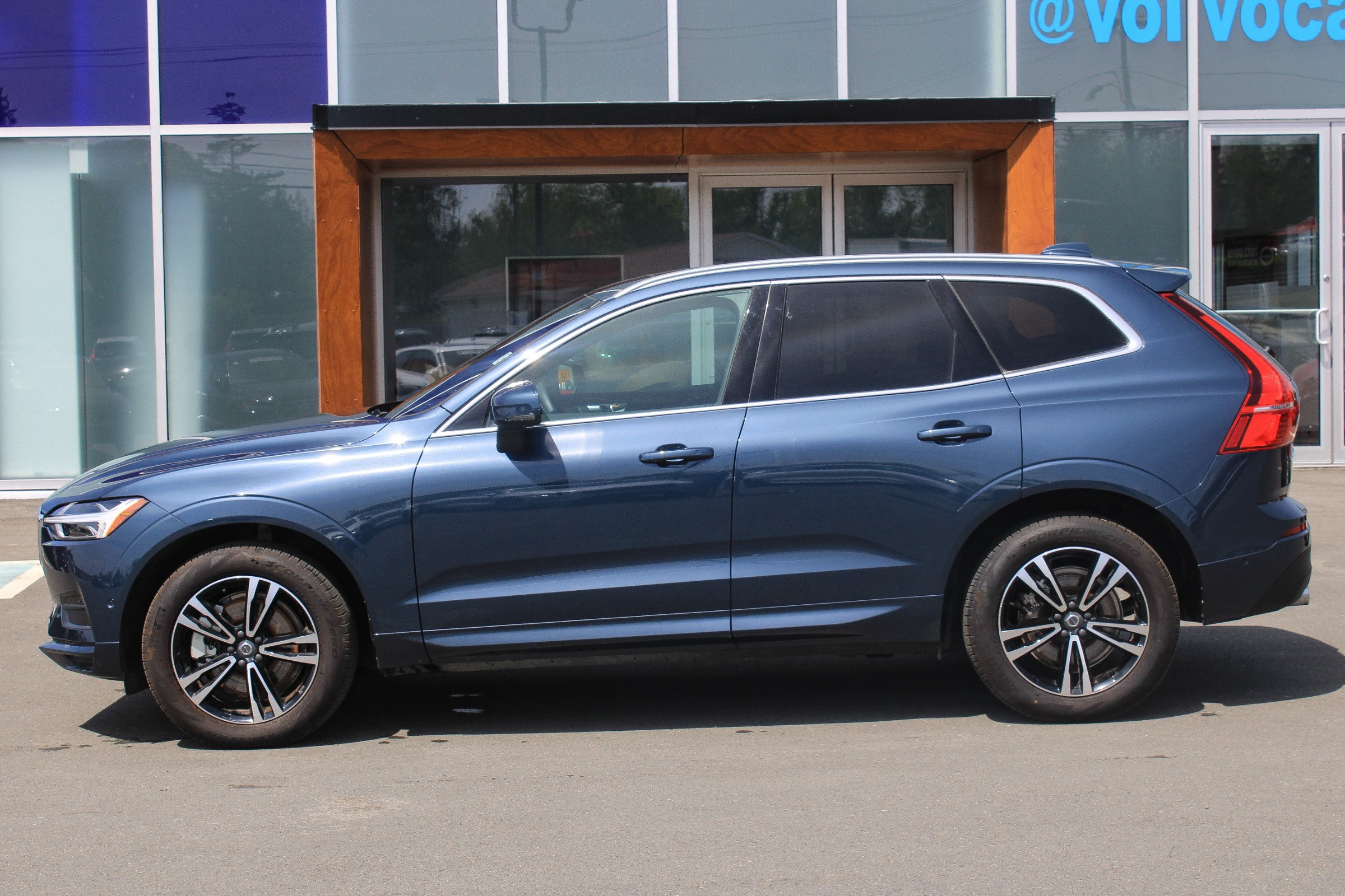 Certified Pre-Owned 2019 Volvo XC60 T6 Momentum With Navigation & AWD