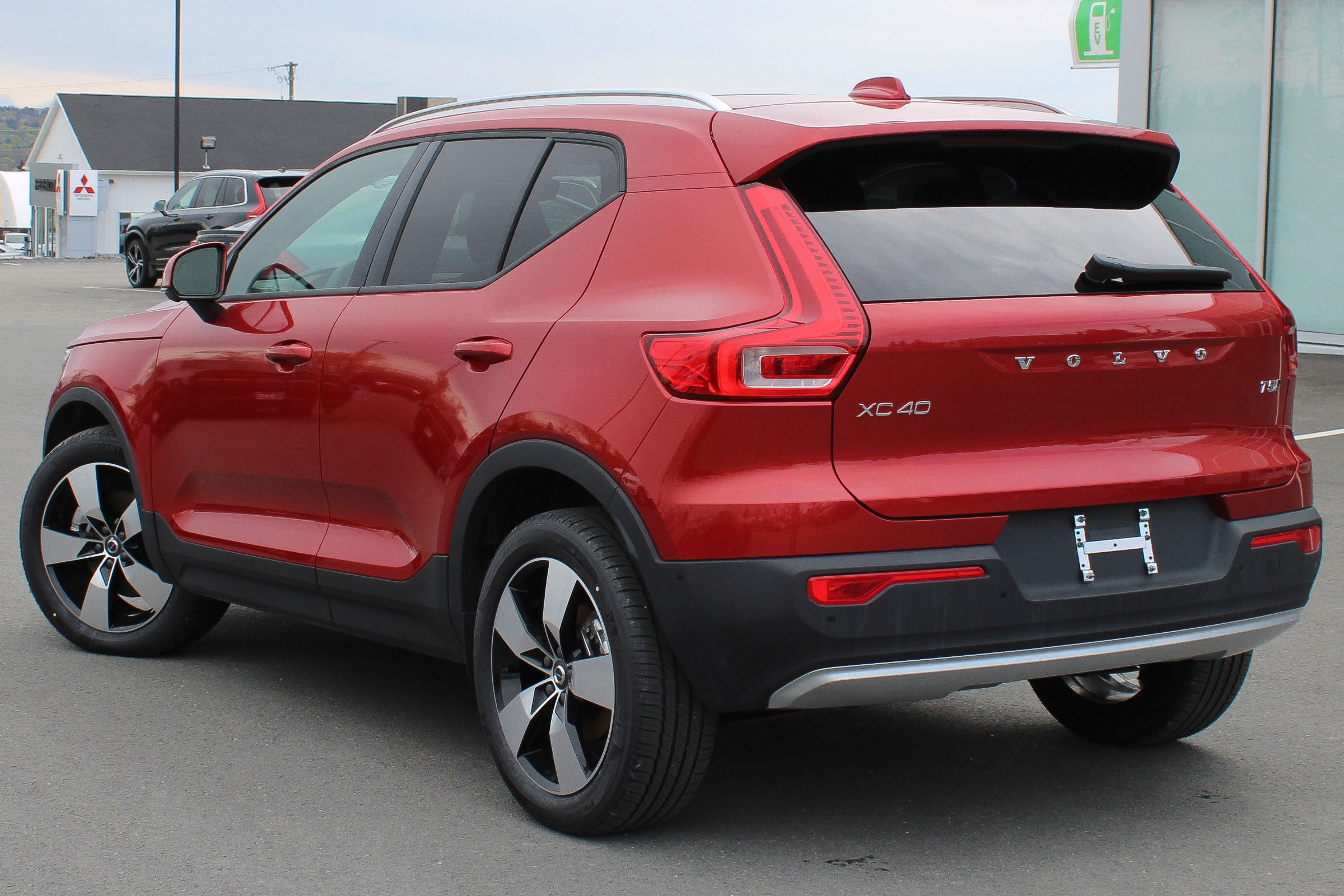 certified-pre-owned-2019-volvo-xc40-t5-momentum-compact-luxury-sport