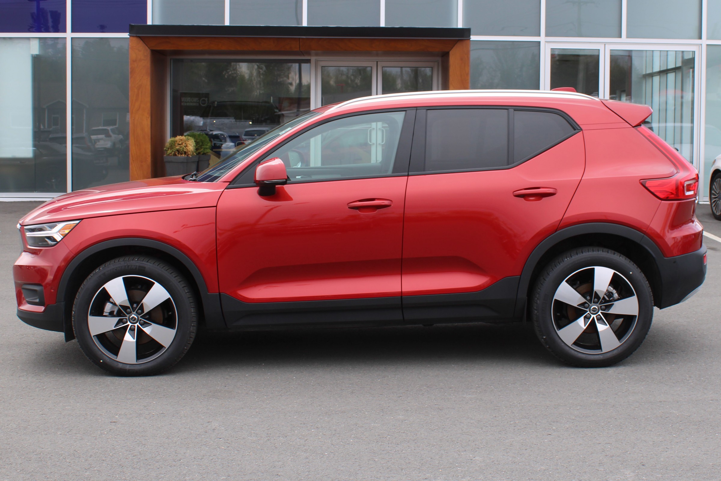 Certified Pre-Owned 2019 Volvo XC40 T5 Momentum Compact Luxury Sport ...