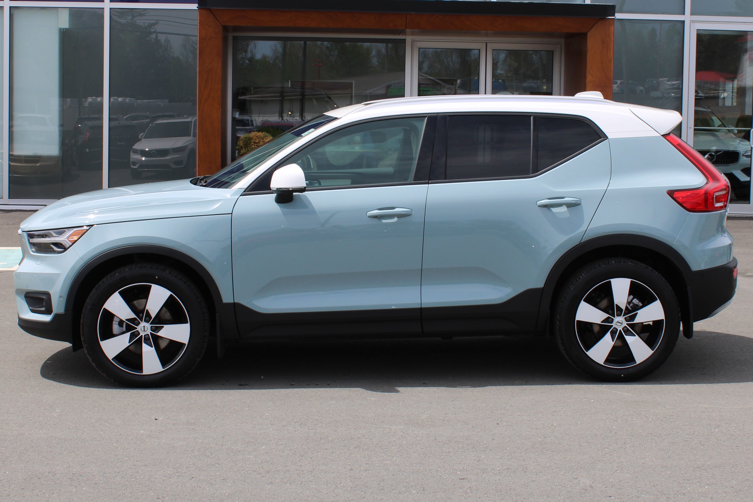 New 2019 Volvo XC40 T5 Momentum Compact Luxury Sport Utility in ...