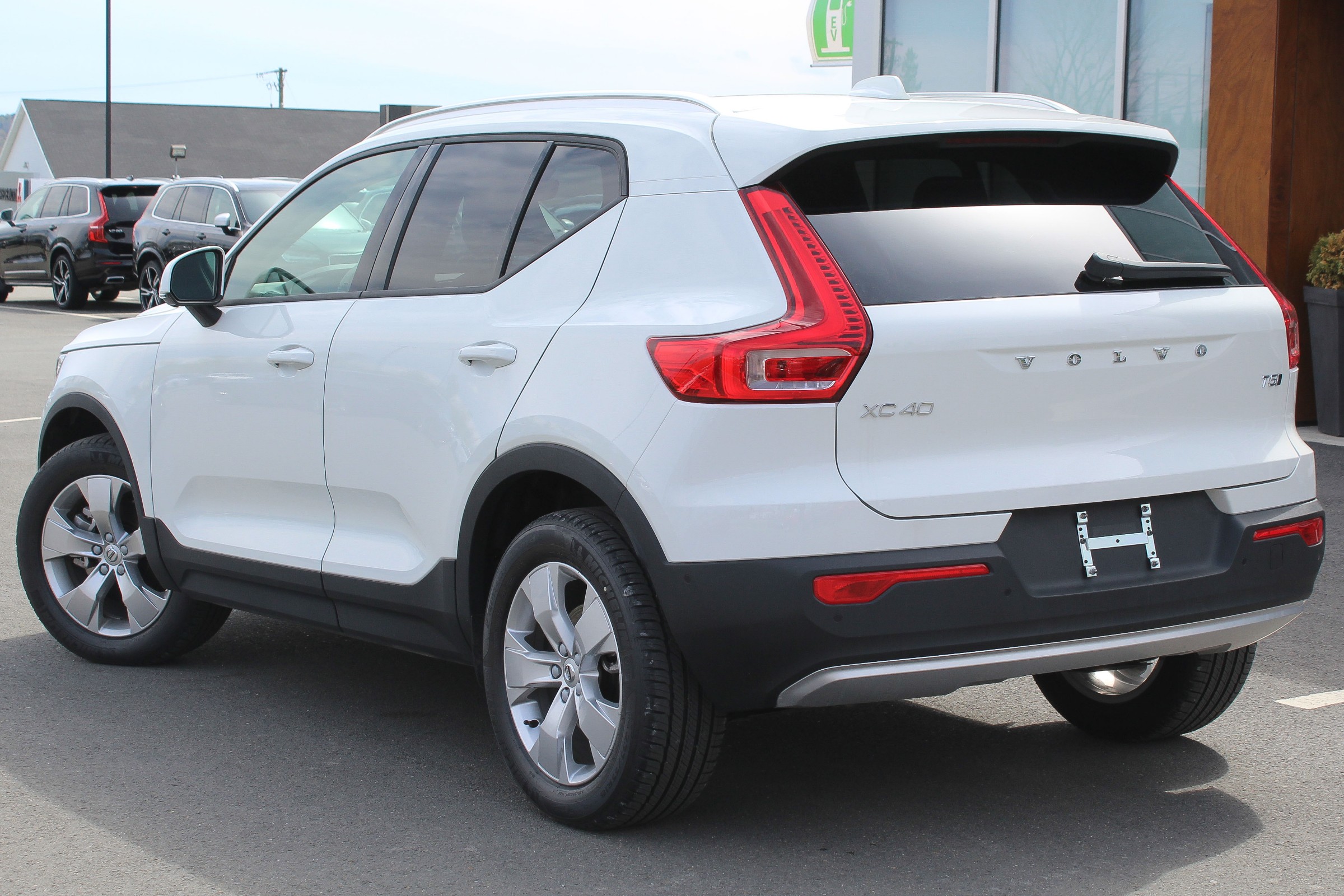 New 2019 Volvo XC40 T5 Momentum Compact Luxury Sport Utility in ...