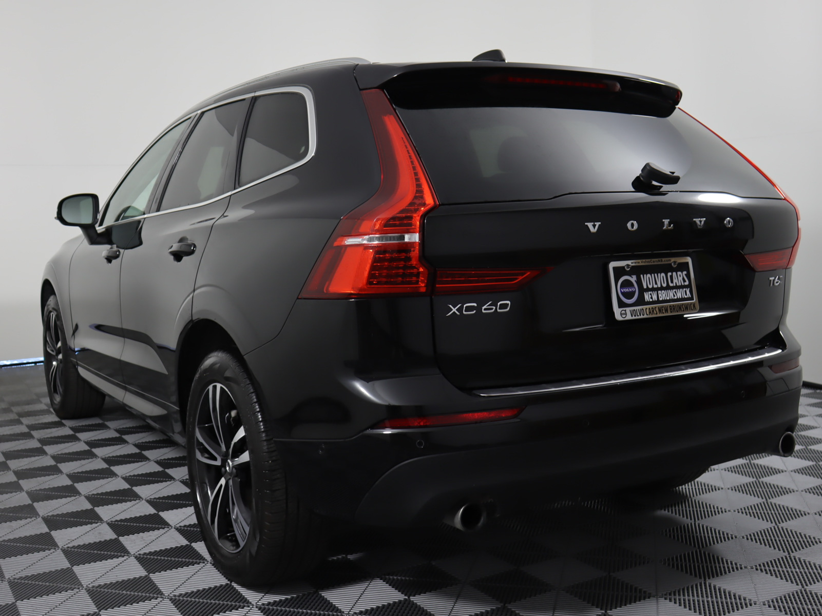 Certified Pre-Owned 2019 Volvo XC60 T6 Momentum With Navigation & AWD