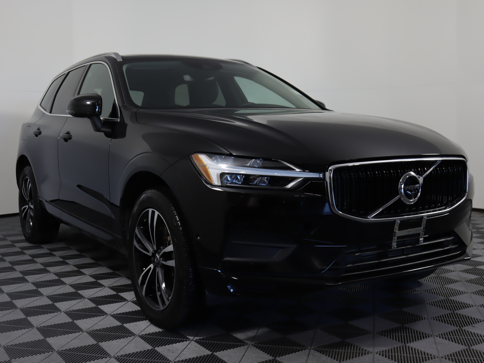 Certified Pre-Owned 2019 Volvo XC60 T6 Momentum With Navigation & AWD